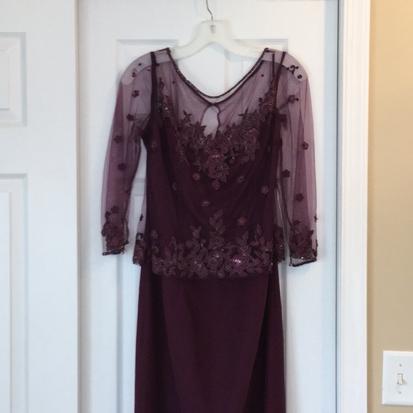 🌺Beautiful Burgundy/Wine Gown🌺 - Picture 3 of 8